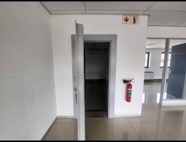 302.67M² OFFICE TO LET IN RANDJESPARK